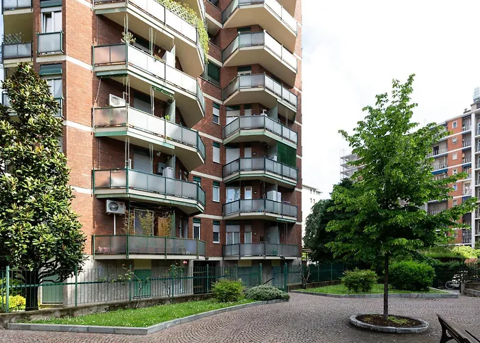 GuestHost - Lorenteggio-Piazza Frattini Balcony Apartment