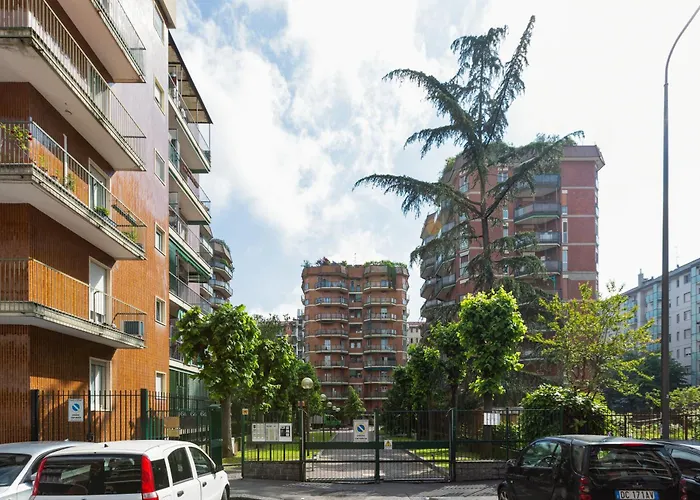 GuestHost - Lorenteggio-Piazza Frattini Balcony Apartment
