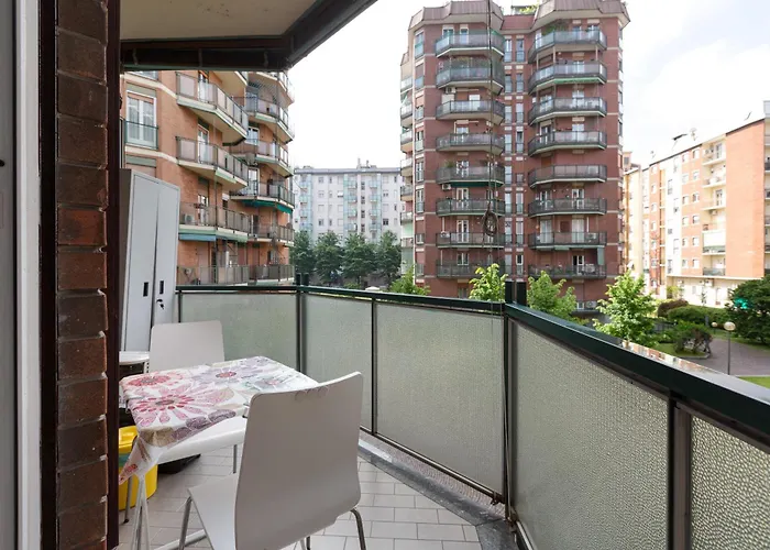 GuestHost - Lorenteggio-Piazza Frattini Balcony Apartment